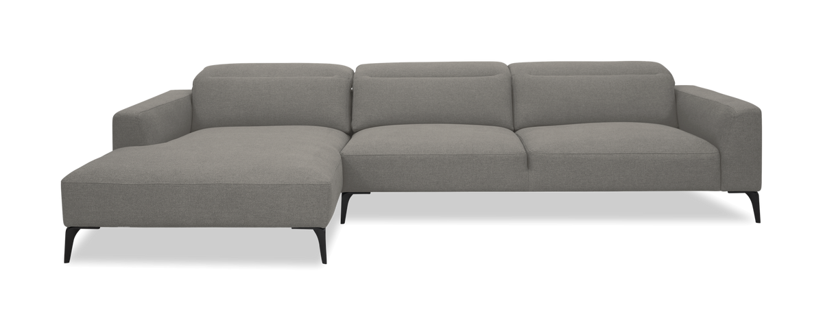 Grå hjørnesofa med venstre chaiselong og slanke sorte ben.
