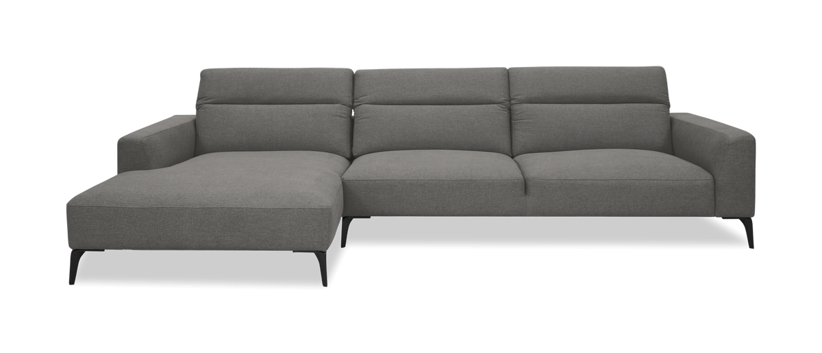 Grå L-formet sofa med venstrevendt chaiselong og slanke sorte ben.