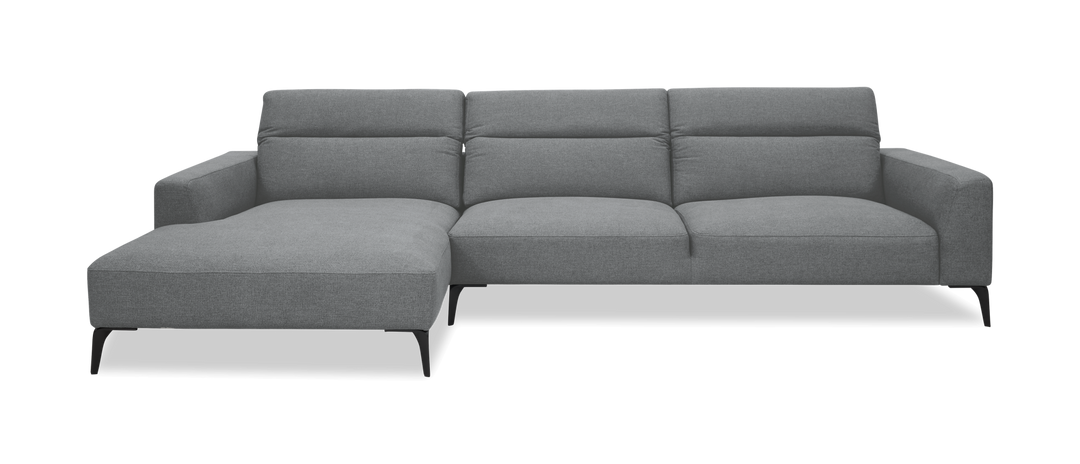 Grå hjørnesofa med venstre chaiselong og sorte metalben, set forfra på hvid baggrund.