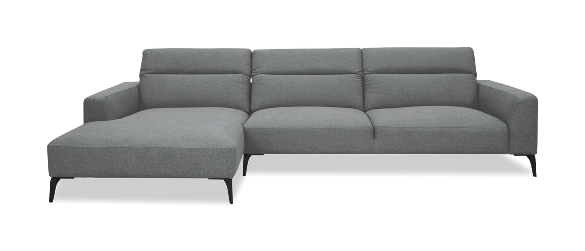 Grå hjørnesofa med venstre chaiselong og sorte metalben, set forfra på hvid baggrund.