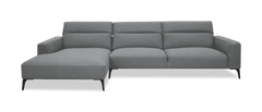 Grå hjørnesofa med venstre chaiselong og sorte metalben, set forfra på hvid baggrund.
