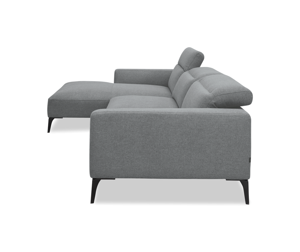 Sidevisning af en moderne grå hjørnesofa med chaiselong og sorte ben.