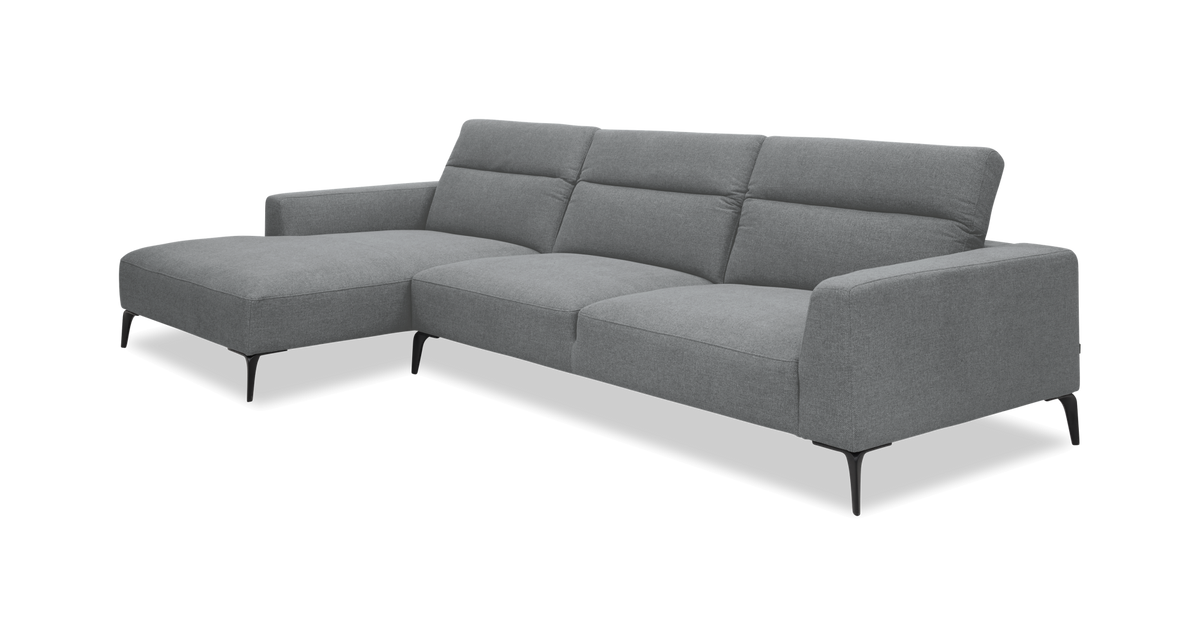 Grå venstrevendt chaiselong-sofa med slanke sorte ben på hvid baggrund.