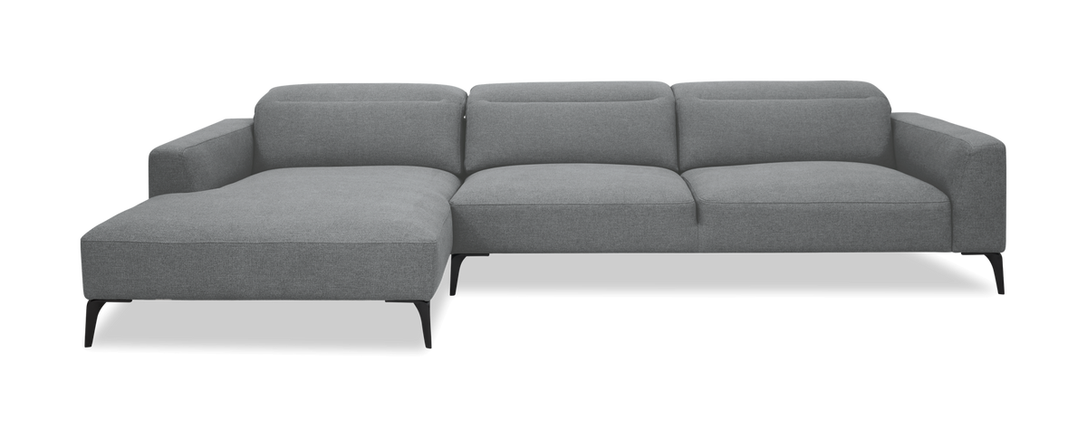 Grå L-formet 3-personers modulsofa med venstre chaiselong og slanke sorte ben, frilagt på hvid baggrund.