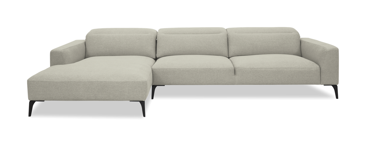 Lys grå hjørnesofa med venstrevendt chaiselong, stofbetrukket med sorte ben, frilagt på hvid baggrund.