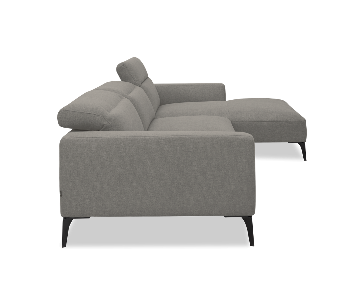 Grå hjørnesofa med chaiselong, set fra siden på hvid baggrund.