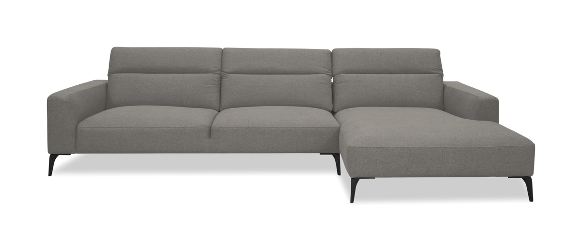 Grå hjørnesofa med chaiselong til højre på sorte ben, frontvisning.