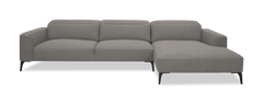 Grå modulsofa med højre chaiselong, moderne design på sorte ben, frilagt på hvid baggrund.