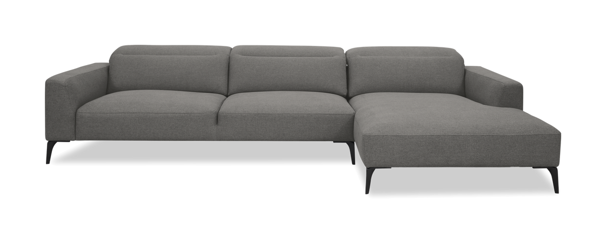 Grå hjørnesofa med chaiselong til højre på slanke sorte ben, set direkte forfra.