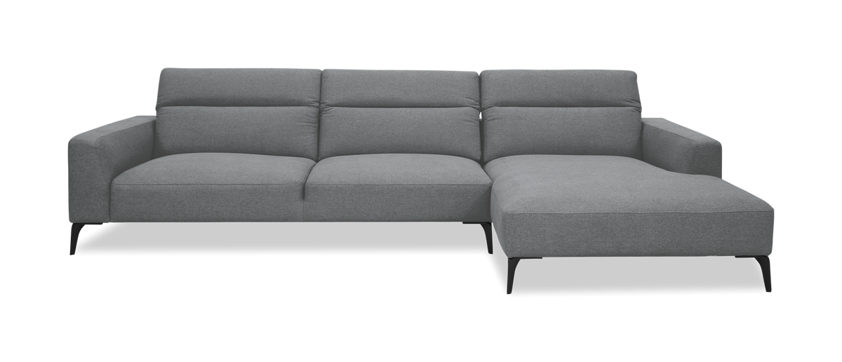 Grå hjørnesofa med chaiselong til højre, frontvisning på hvid baggrund.