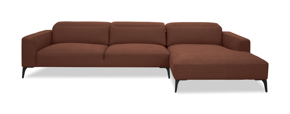 Brun hjørnesofa i stof med chaiselong til højre og slanke sorte ben, frilagt på hvid baggrund.