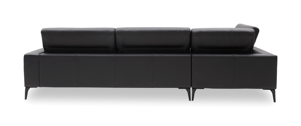 Sort lædersofa set bagfra på hvid baggrund.