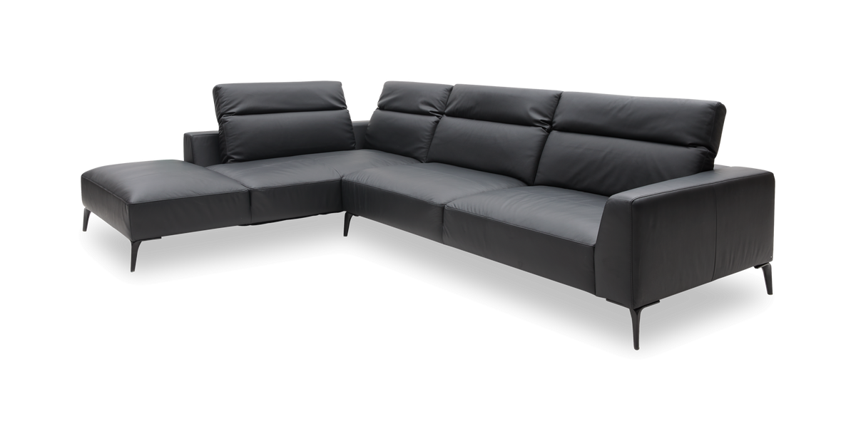 Sort L-formet læder hjørnesofa med chaiselong til venstre og slanke ben, fritlagt på hvid baggrund.