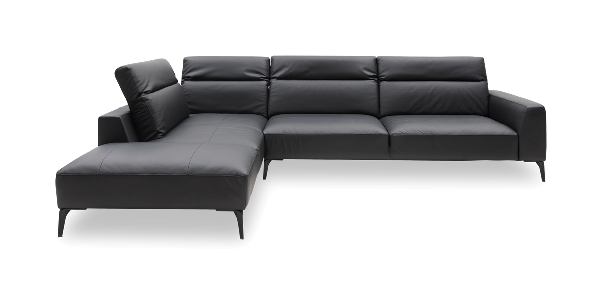 L-formet mørkegrå/sort lædersofa med slanke ben, moderne hjørnesofa i studie.