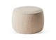 Beige rund bouclé‑puf/ottoman til sidde- eller fodskammel.