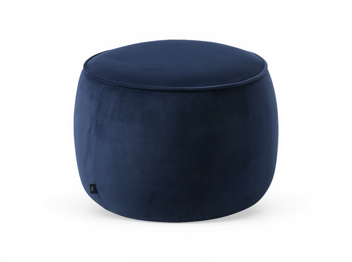 Mørkeblå rund velour-puf/ottoman på hvid baggrund.