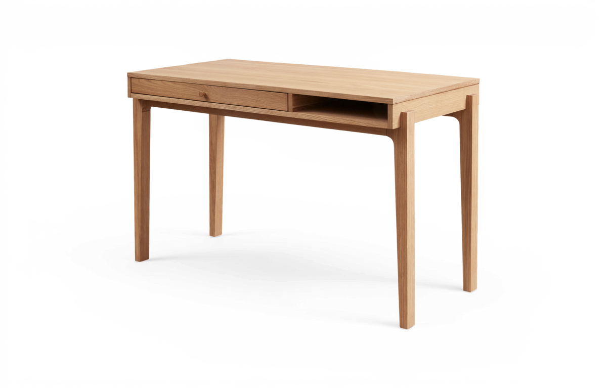 Minimalistisk skrivebord af eg med én skuffe og åbent rum.