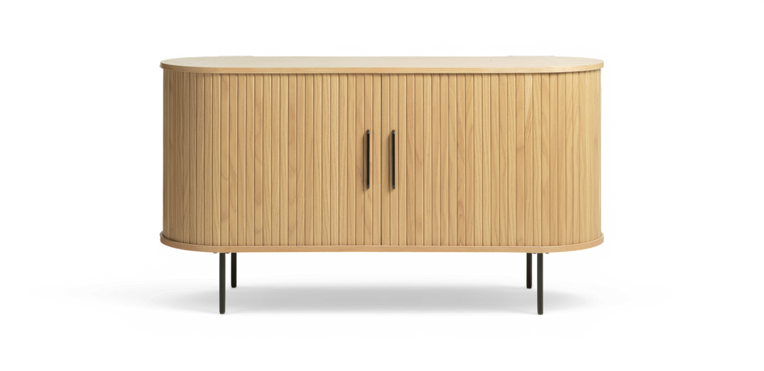 Ribbet sideboard i lys eg med afrundede hjørner, to låger med sorte greb og sorte metalben, frilagt frontvisning.