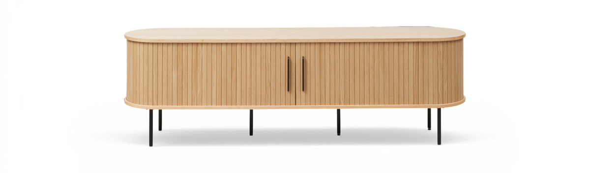 Lys egetræsskab/sideboard med afrundede hjørner, riflede skydelåger og sorte ben og greb, frilagt.