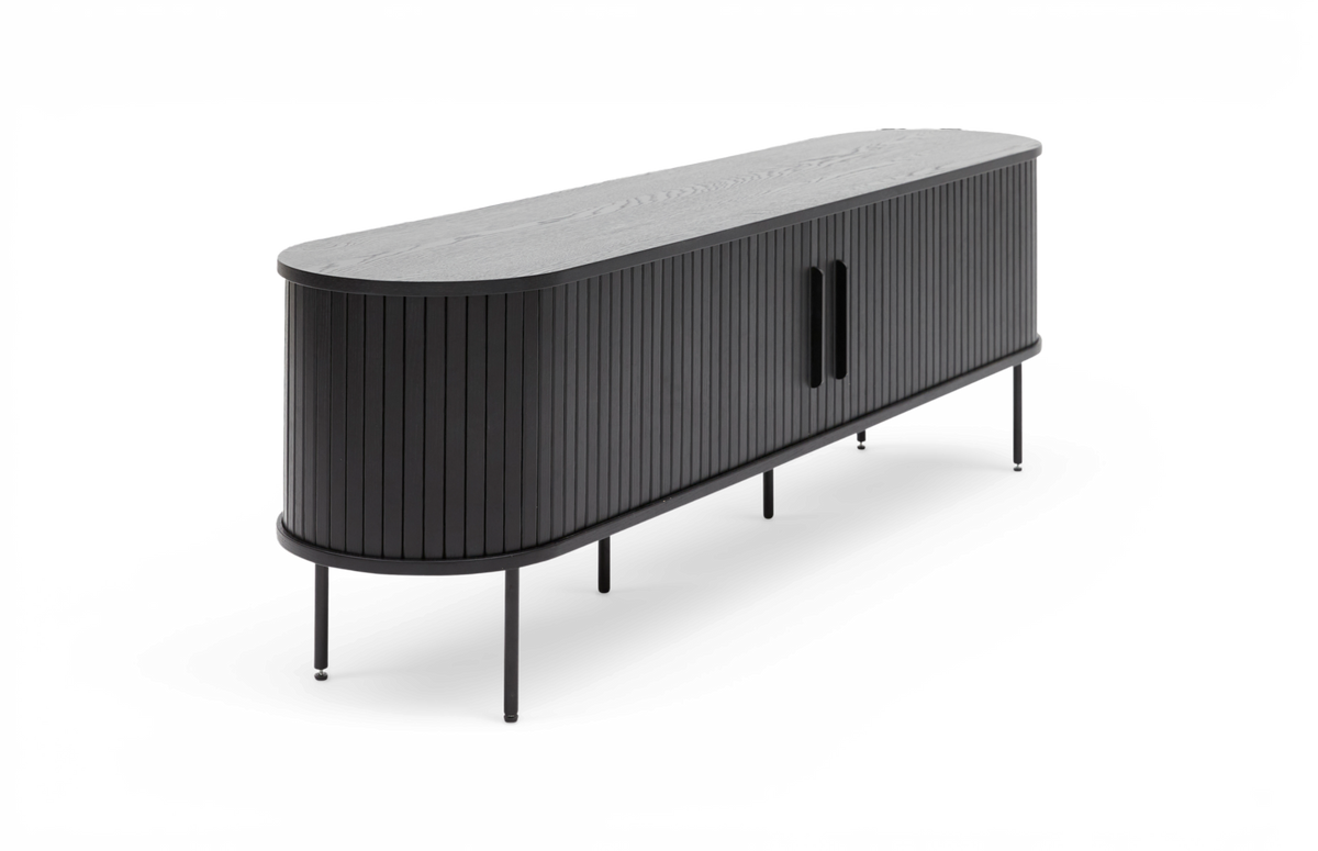 Sort sideboard med afrundede ender og rillet front på slanke ben, frilagt i skrå vinkel.