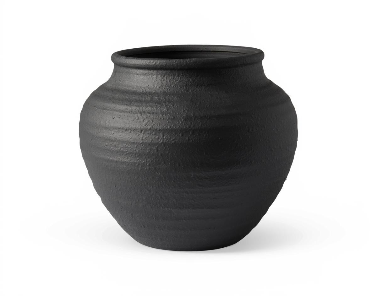 Sort, tekstureret keramisk vase med rund form på neutral baggrund.
