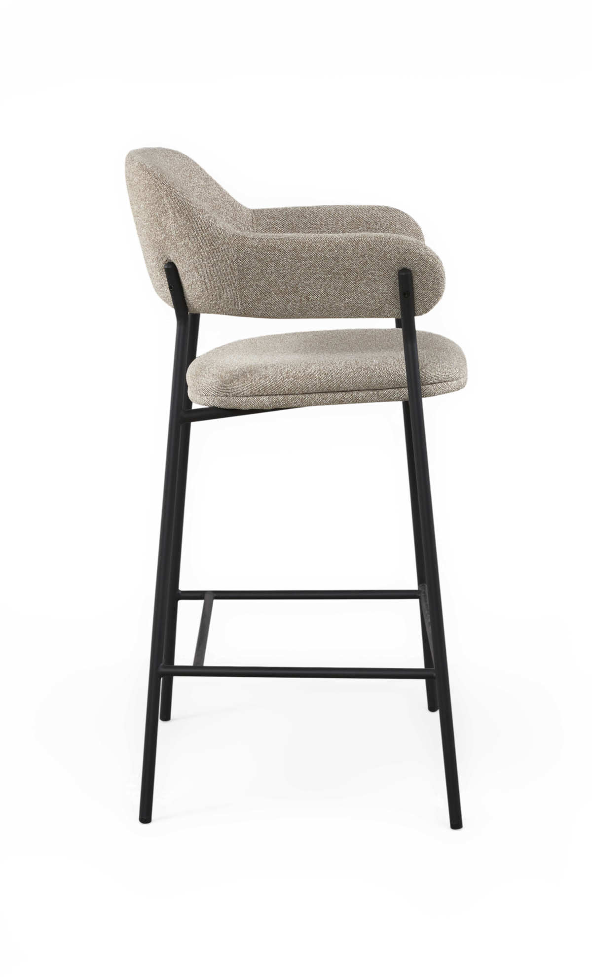 Barstol i beige tekstil med sort metalstel og fodstøtte, set fra siden.
