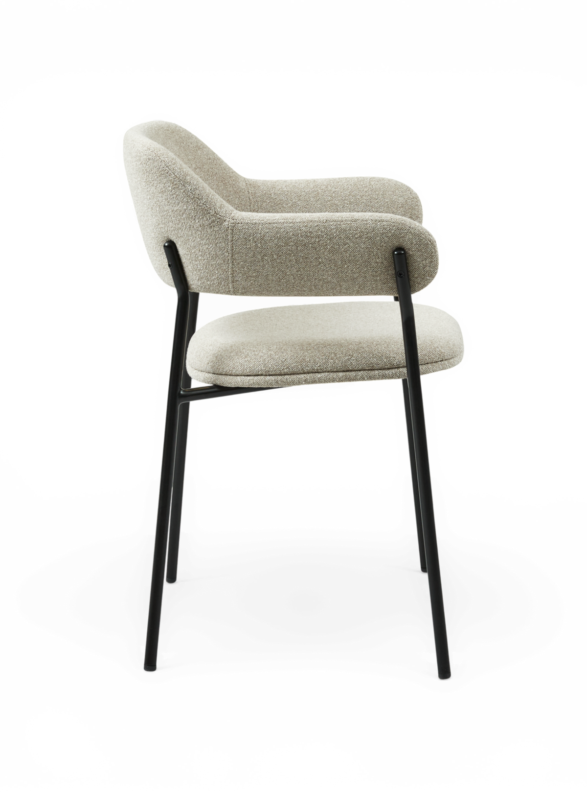 Beige polstret armstol med sorte metalben, set fra siden.