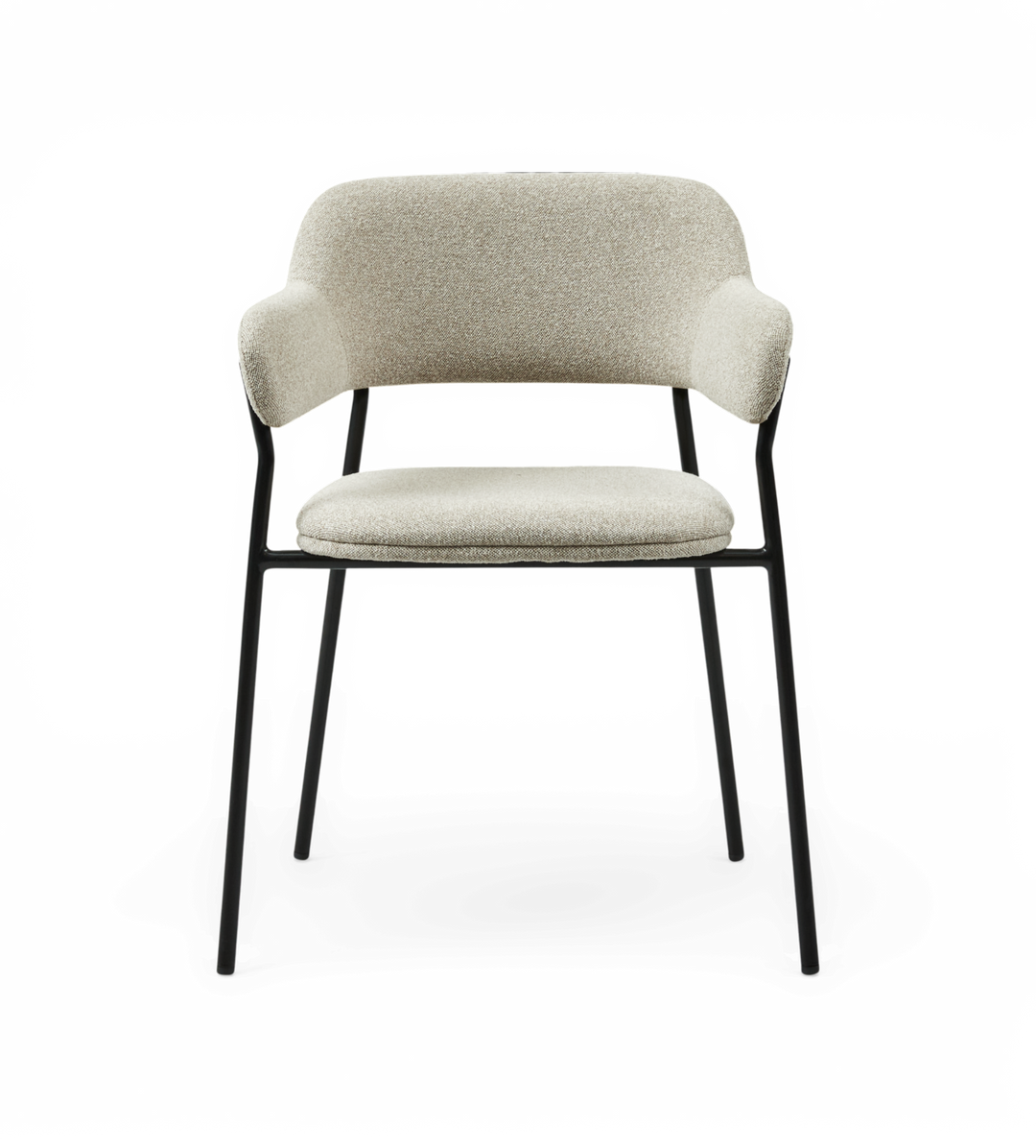 Forfra af en moderne polstret armstol med beige bouclé og sorte metalben, frilagt på hvid baggrund.