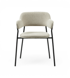 Forfra af en moderne polstret armstol med beige bouclé og sorte metalben, frilagt på hvid baggrund.