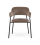 Moderne stol med armlæn i beige/taupe fløjl/cord og sorte metalben, frilagt forfra.
