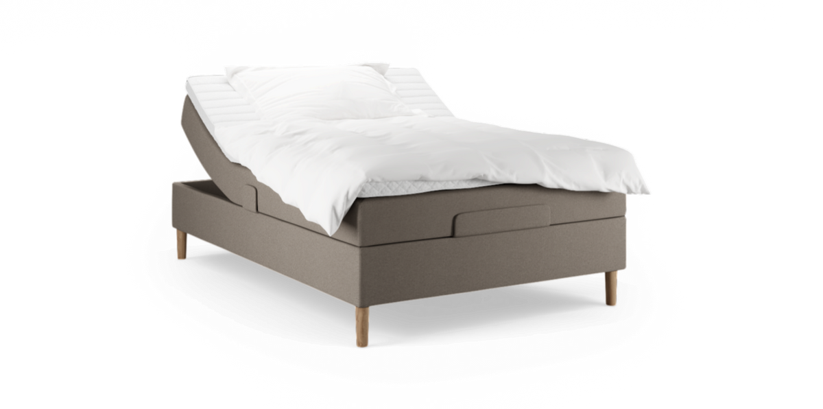 Justerbar seng med beige polstret base, træben og hvidt sengetøj, hovedenden løftet.
