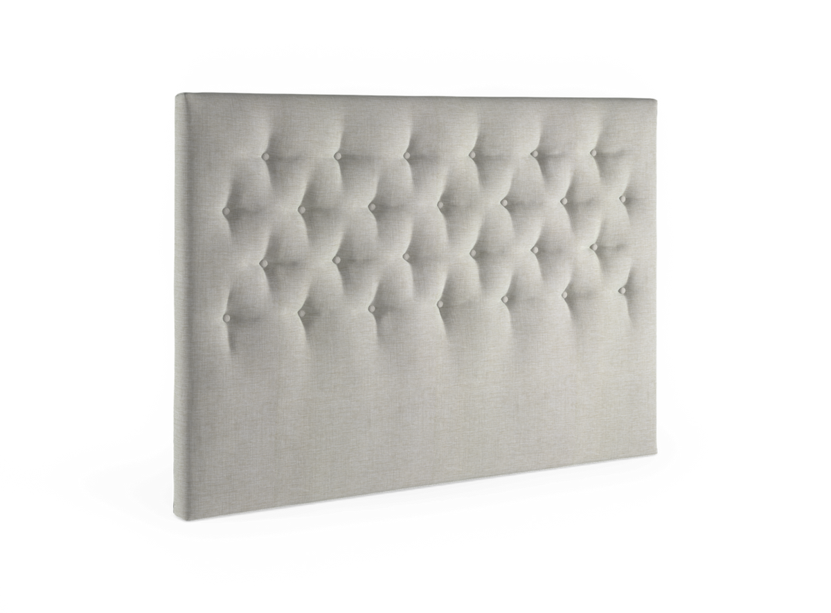 Lys beige knapquiltet sengegavl i tekstil, rektangulær og frilagt på hvid baggrund.