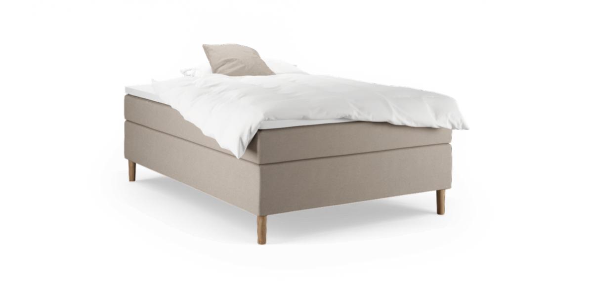 Beige seng med hvidt sengetøj og træben, frilagt på sort baggrund.