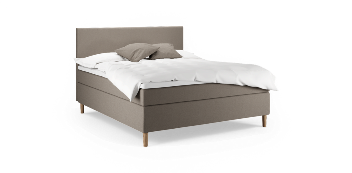 Beige seng med sengegavl, hvid dyne og to puder samt træben, frilagt på hvid baggrund.