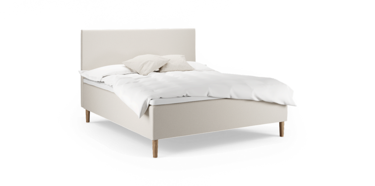 Beige polstret seng med træben, hvidt sengetøj og to neutrale puder, frilagt.