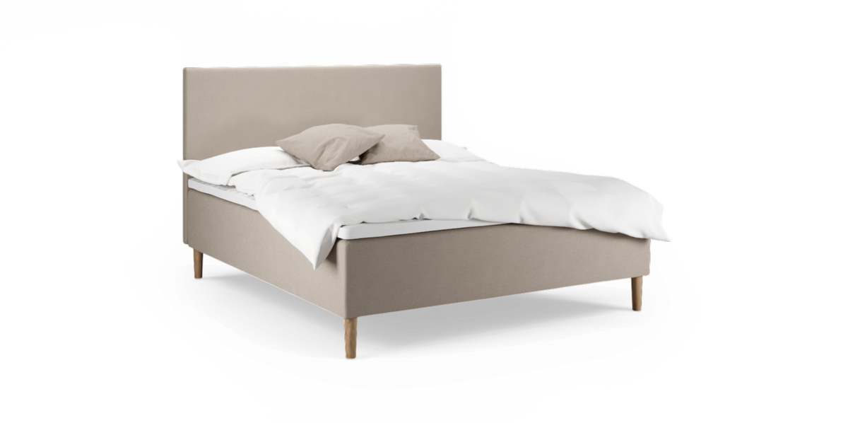 Beige polstret seng med træben, hvid dyne og to beige puder, frilagt på hvid baggrund.