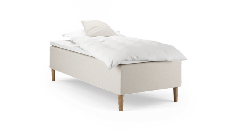 Enkelseng med beige polstret base, træben og hvidt sengetøj med pude._ps