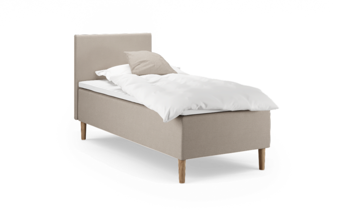 Enkeltseng med beige polstret ramme, træben og hvidt sengetøj.