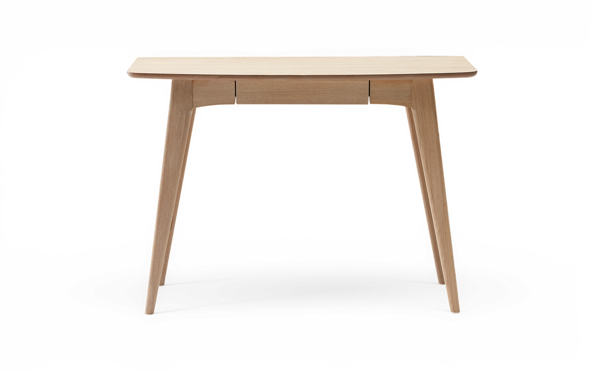 Lyst skrivebord/konsolbord i eg med koniske ben og smal midtskuffe, fritlagt mod hvid baggrund, frontvisning.