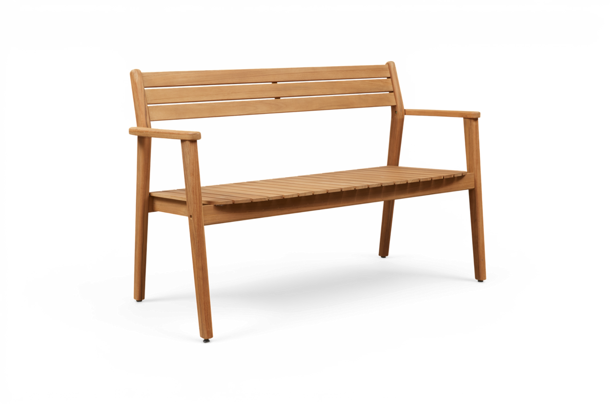 Træbænk i teak med ryglæn og armlæn, produktfoto på hvid baggrund.