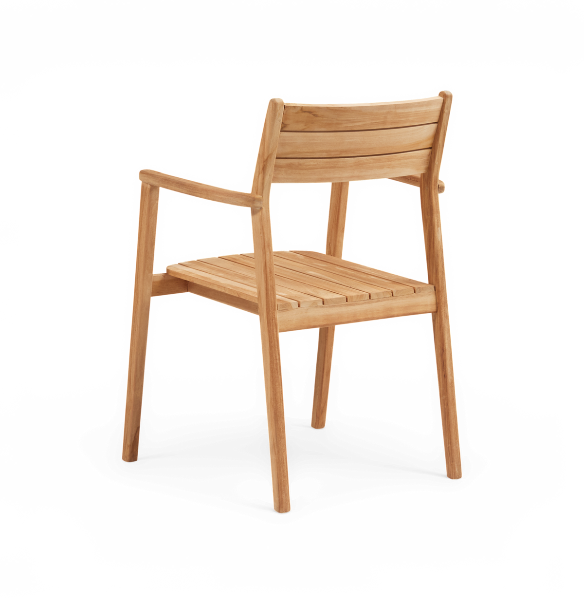 Teaktræsstol med armlæn set bagfra i skrå vinkel, frilagt på hvid baggrund.