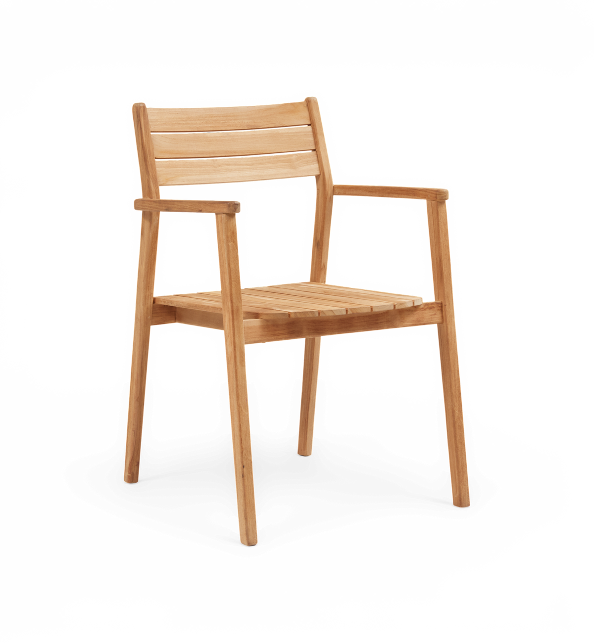 Træstol med armlæn i lys teak/eg med lamel-sæde og ryglæn, skrå frontvisning.