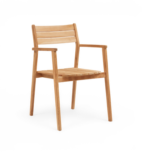 Træstol med armlæn i lys teak/eg med lamel-sæde og ryglæn, skrå frontvisning.
