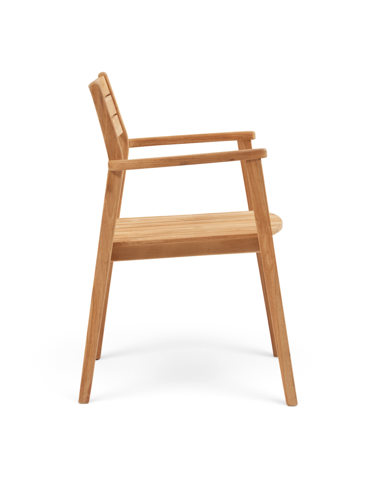 Sidevy af en moderne stol i lyst egetræ med armlæn og lamelryg.