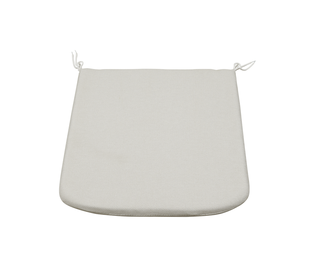 Hvid stof-stoledyne med bindebånd, frilagt på hvid baggrund.