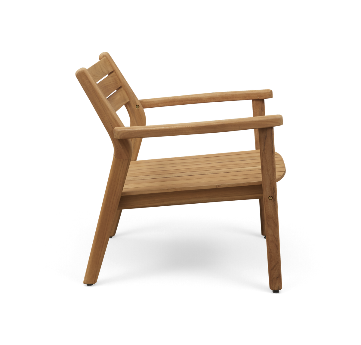 Sideview af en loungestol i lyst træ med lameller og armlæn, frilagt på neutral baggrund.