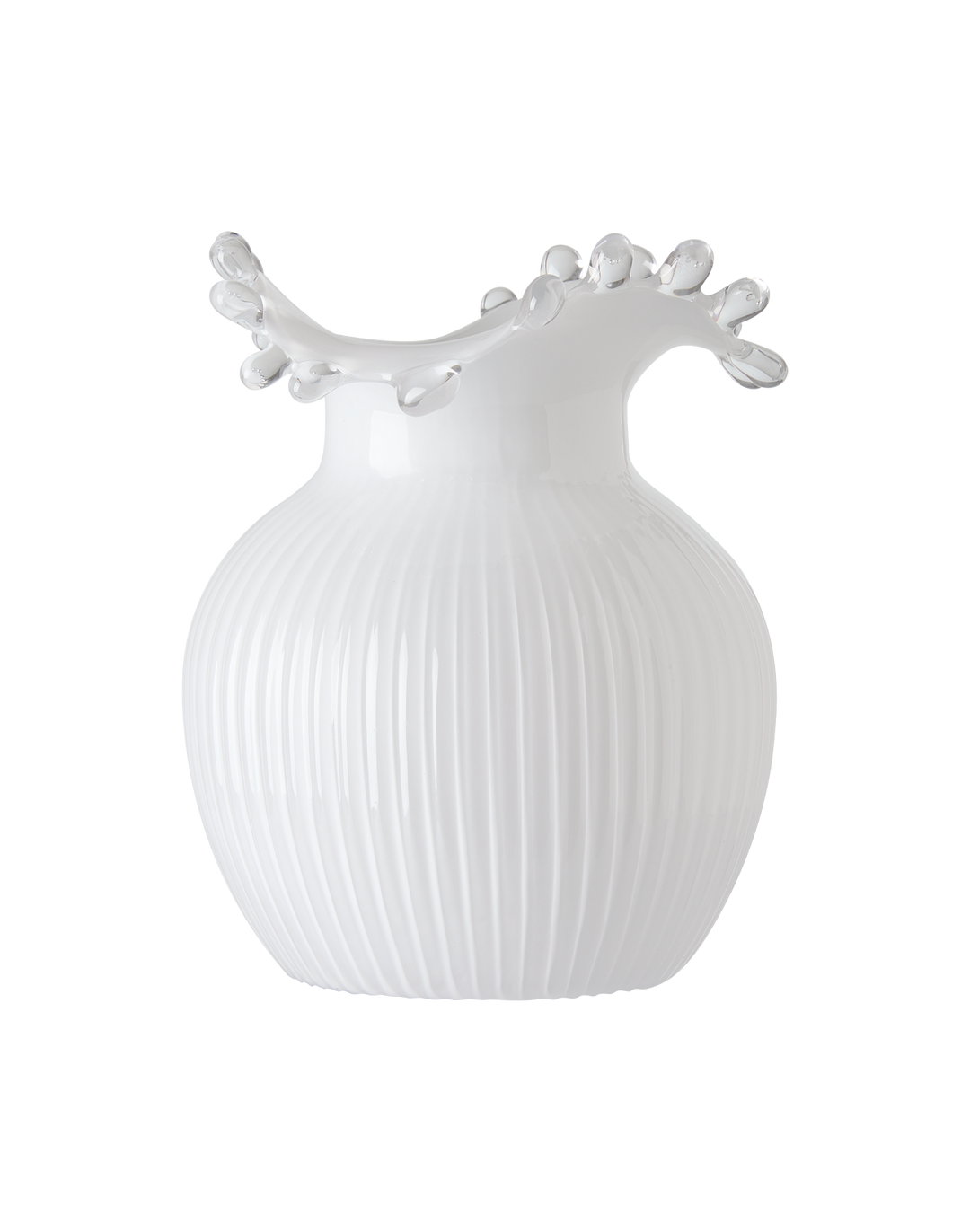 Hvid skulpturel keramisk vase med riflede sider og en stænklignende, bølget åbning.