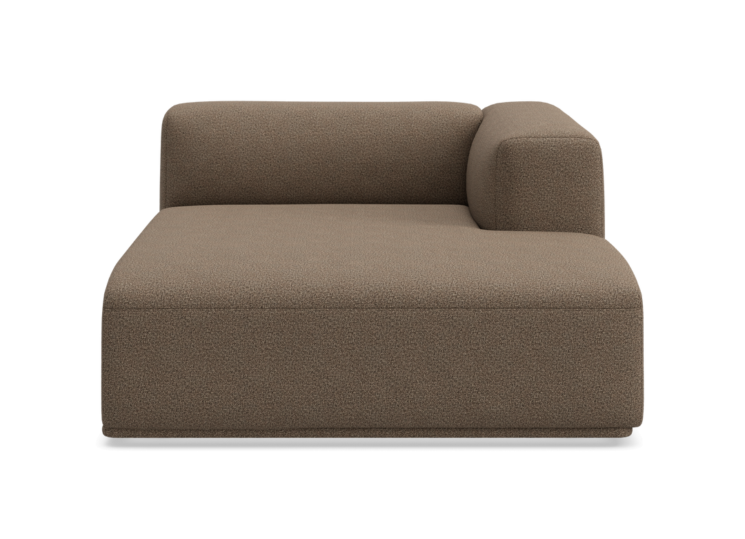 Modulær chaiselong i brun/beige bouclé med højre armlæn, set forfra.