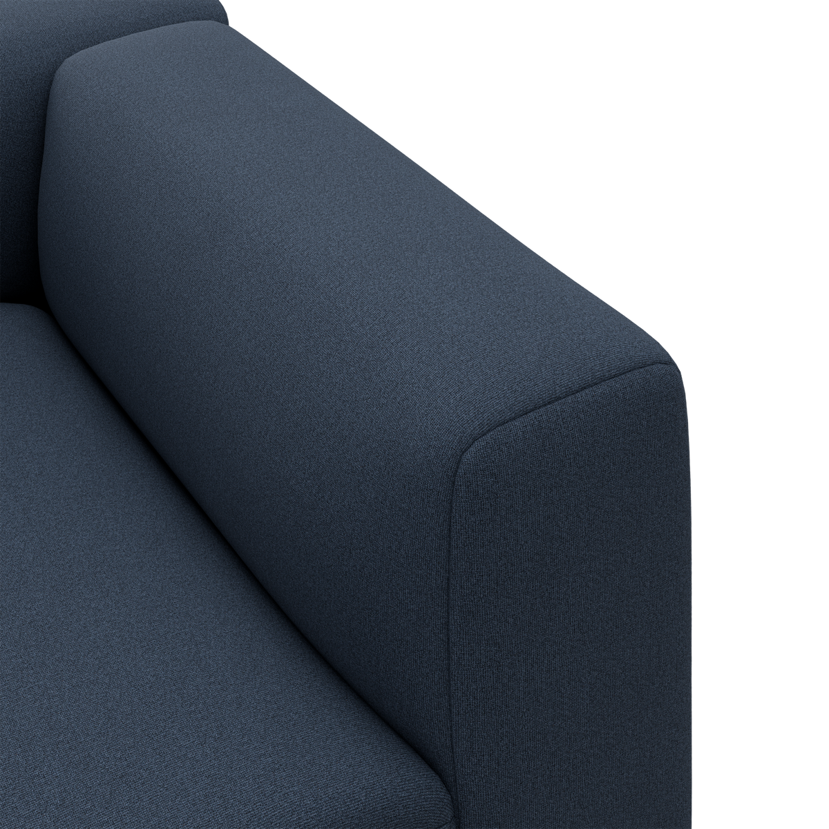 Nærbillede af mørkeblå stofsofa med afrundet armlæn.
