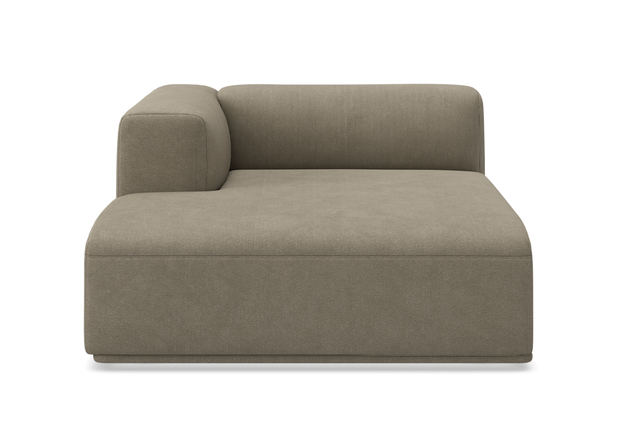 Beige venstrevendt modulær chaiselongsofa, frontvisning i studie.
